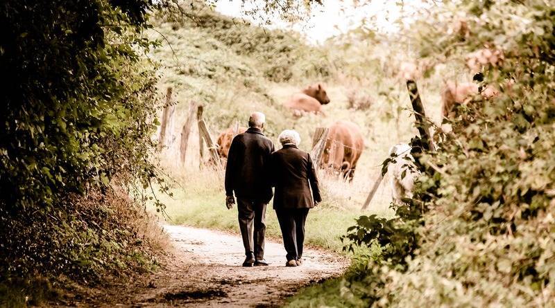 «Как в сказках»: супруги, прожившие вместе 65 лет, умерли в один день (фото)