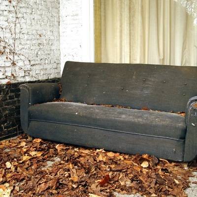 В США мужчина купил старый диван и нашёл в нём 43 тысячи долларов