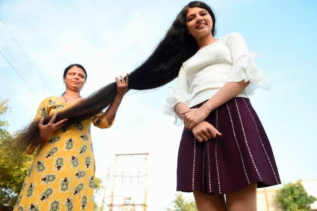 Девушка с самыми длинными волосами в мире тратит целый час, чтобы их расчесать