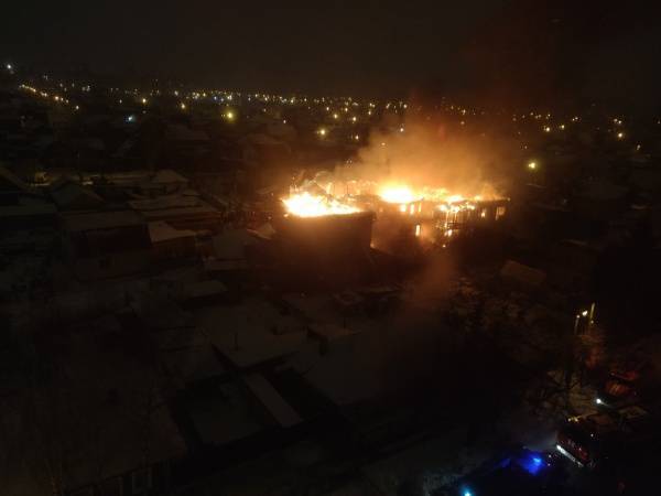 Десять человек погибли при пожаре в частном доме в Томской области