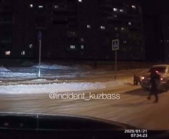 В Кемерове автомобиль сбил школьника на пешеходном переходе