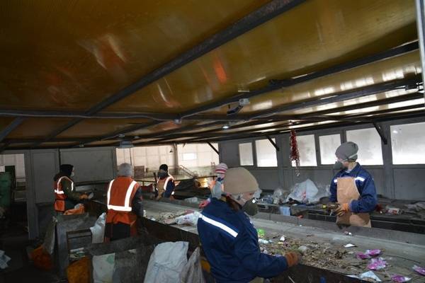 В Кургане осужденные работают на сортировке твердых коммунальных отходов