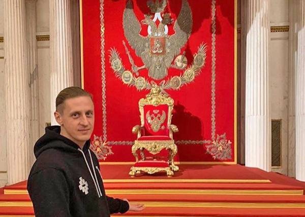 Украинского футболиста выгнали из клуба за фотографию из Зимнего дворца