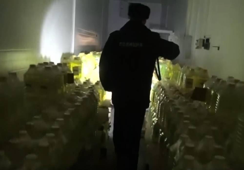 Подмосковные полицейские изъяли 180 тонн нелегальной «незамерзайки»
