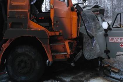 На российской трассе произошла смертельная авария со скорой и грузовиком