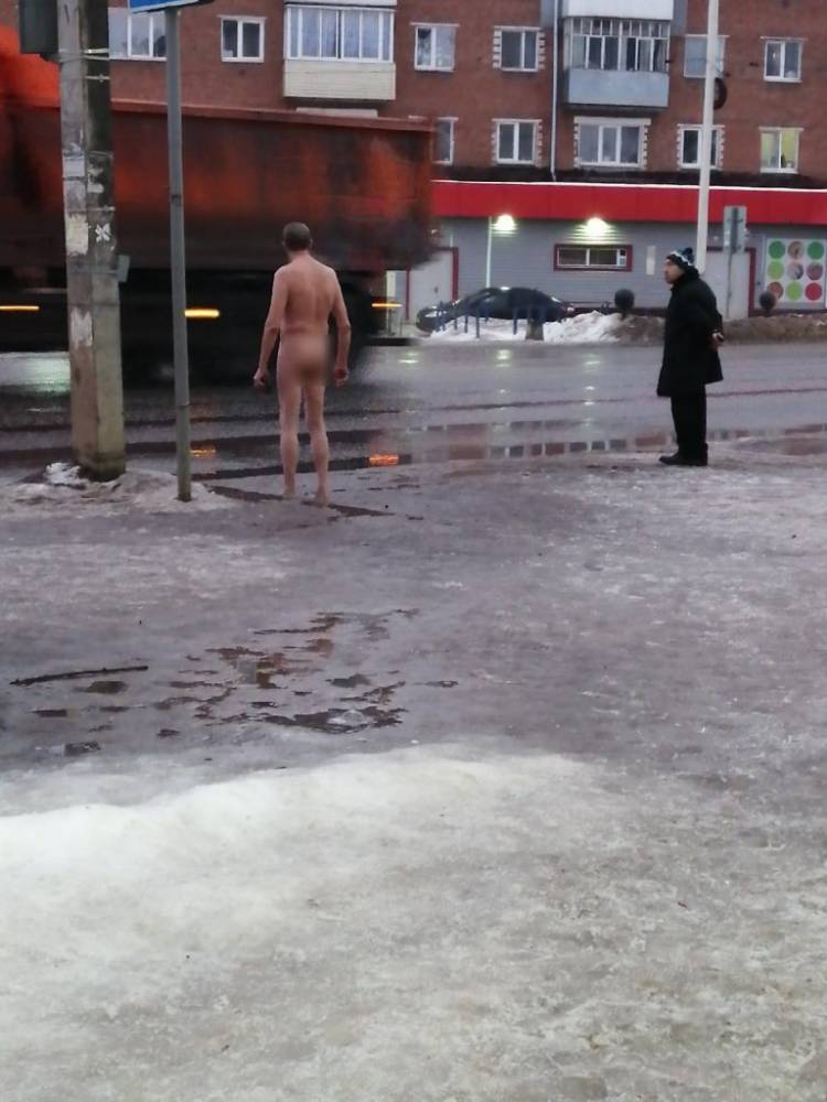 В Удмуртии абсоюлтно голый мужчина гулял по улице