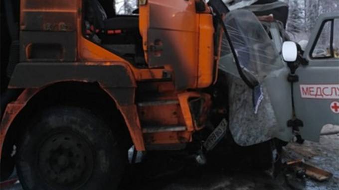 В Марий Эл в ДТП со "скорой" и грузовиком погибли 3 человека