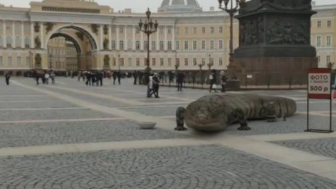 На Дворцовой площади появился гигантский ящер от художника Вадима Соловьева