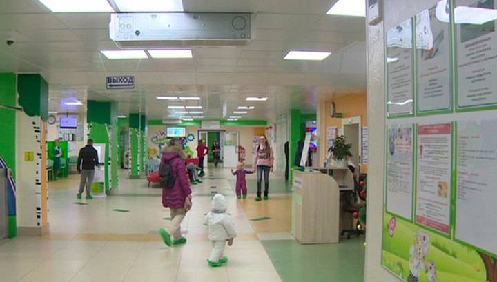 На юго-западе Москвы загорелась детская поликлиника