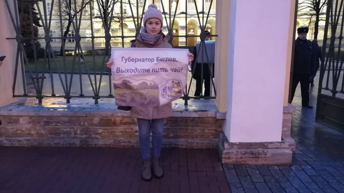 Петербуржцы вышли на "протестное чаепитие" к Смольному