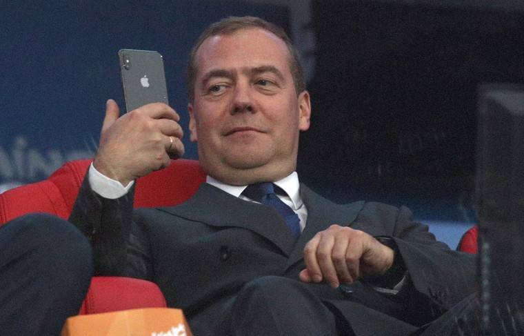 Медведев отписался от аккаунта правительства в Instagram после отставки