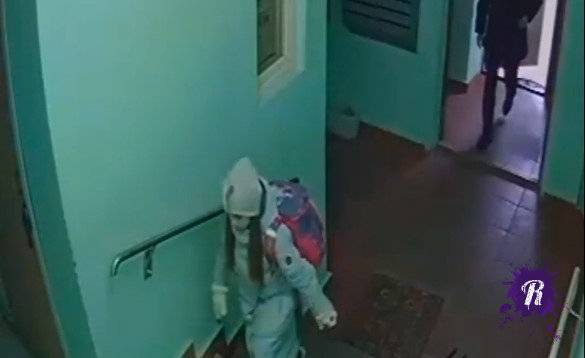 Видео: школьница сообразила, как отделаться в подъезде от подозрительного мужчины