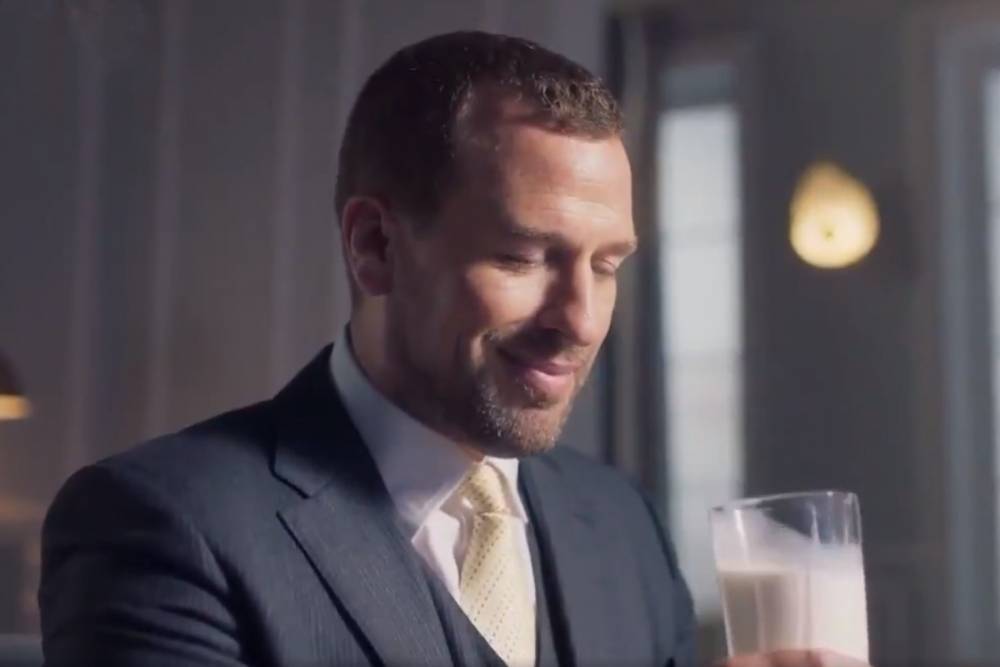 Старший внук Елизаветы II снялся в рекламе молока