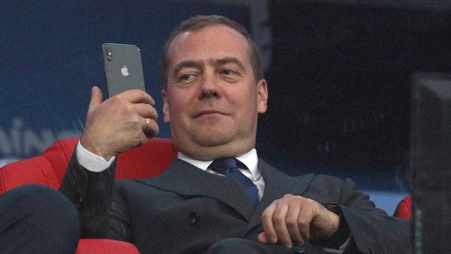 Медведев отписался от правительства в Instagram после отставки