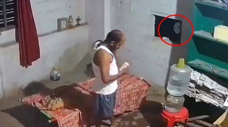 Мрачное видео, на котором «призрак» наблюдает за спящим мужчиной, разделило интернет на 2 лагеря
