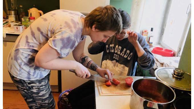 Петербурженка открыла пространство, где любой нуждающийся может получить одежду и еду