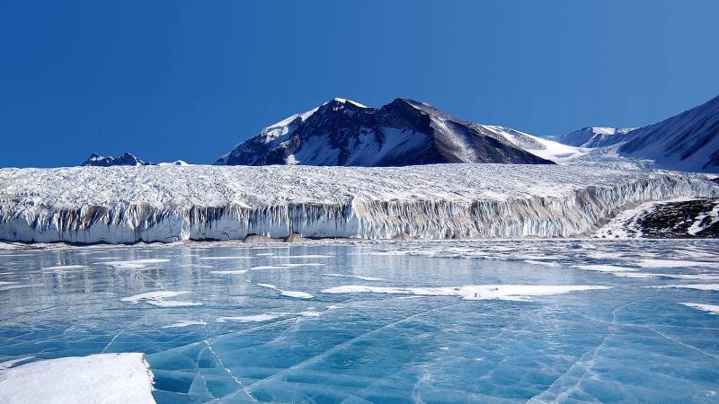 Толщина льда в Антарктиде не меняется, несмотря на потепление, заявили в Росгидромете