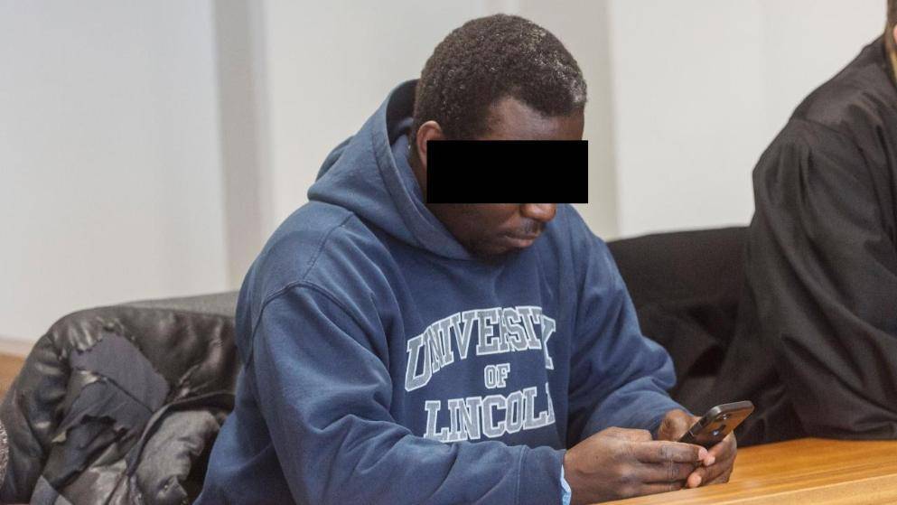 Обещал жениться: африканец знакомился в интернете с одинокими немками и выманивал у них деньги