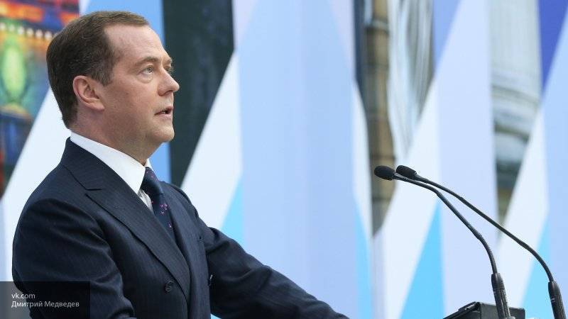 Медведев поздравил новый состав правительства РФ с началом работы