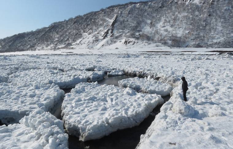 Около 300 рыбаков отрезало от берега из-за отколовшегося льда на Сахалине