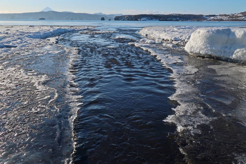 Почти 300 рыбаков унесло в море на оторвавшейся от берега льдине