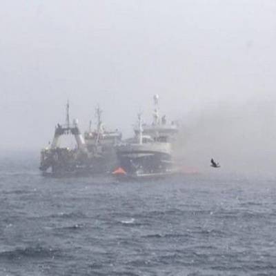 Взрыв произошел на горящем в Охотском море траулере