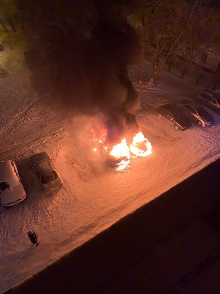 Пожар в двух иномарках в кузбасском городе попал на видео