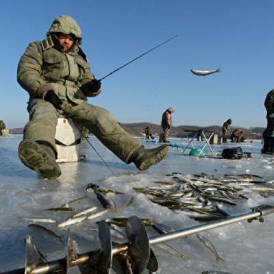 Льдину с 300 рыбаками оторвало от берега на юге Сахалина