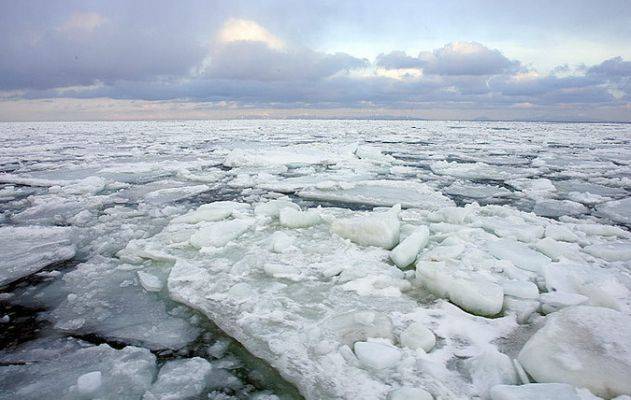 Около 300 рыбаков оказались на оторвавшейся от берега льдине на Сахалине
