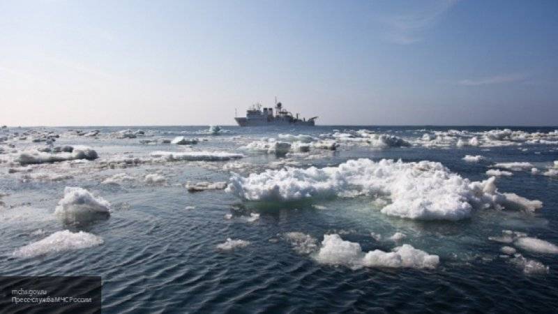 Взрыв хладагентов возможен на горящем траулере в Охотском море