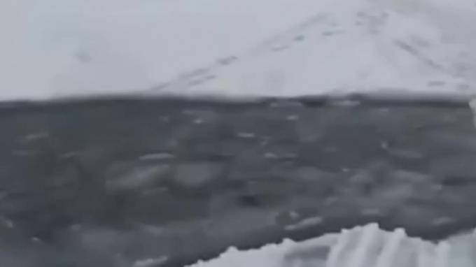 На Сахалине унесло на льдине в море 300 рыбаков