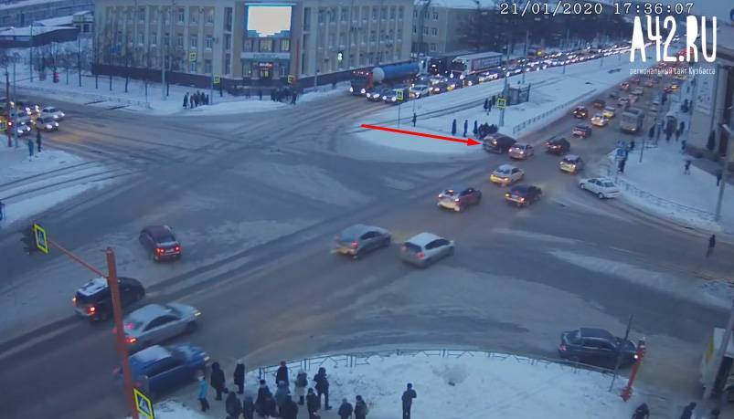 В Кемерове водитель иномарки чуть не сбил пешеходов и попал в ДТП