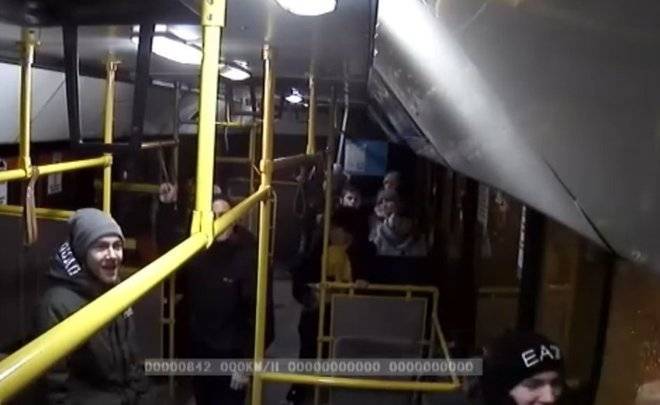 В Казани хулиган разбил стекло в салоне автобуса — видео