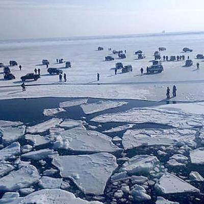 Сахалинские спасатели приступили к эвакуации рыбаков с оторвавшейся льдины