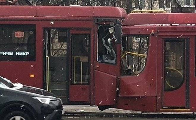 В Казани столкнулись трамваи: в соцсетях недоумевают, как это возможно