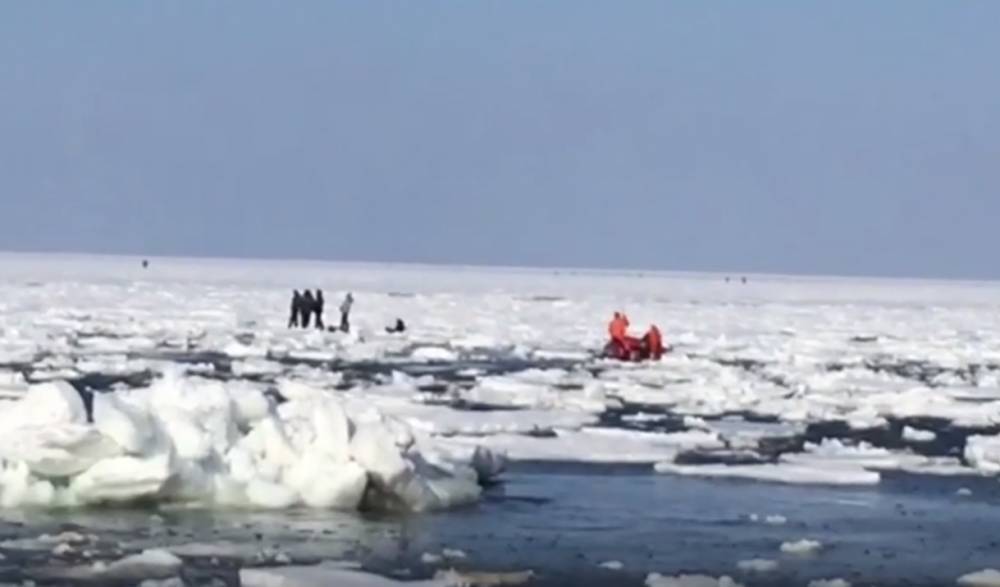 На Сахалине спасатели эвакуировали с отколовшейся льдины 200 рыбаков