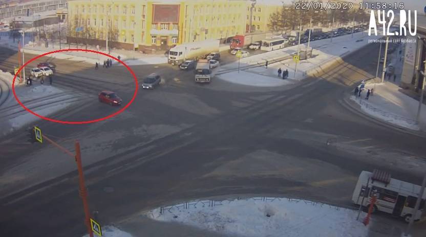 Момент тройного ДТП на кемеровском перекрёстке попал на видео