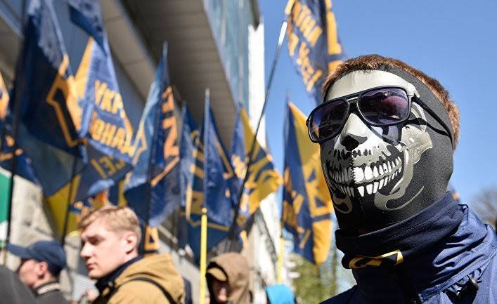 Страна: герб Украины между свастикой и «волчьим крюком»