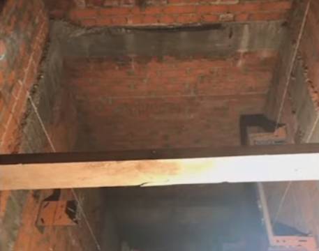 Опубликовано видео с места падения рабочих в шахту лифта в Кемерове