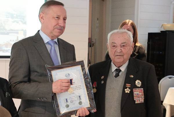 Проживающие в Израиле ветераны вручили Александру Беглову медаль в честь 75-летию победы в ВОВ