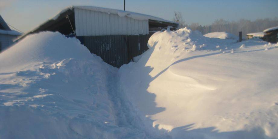 В Кузбассе власти отказались расчищать заваленный снегом дом пенсионеров-инвалидов