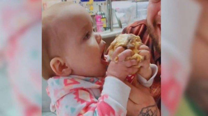 Смешная реакция младенца на первое в жизни мороженое принесла ему известность в сети (видео)