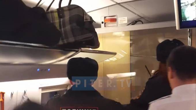 Видео: пассажира "Сапсана" высадили с поезда за буйное поведение
