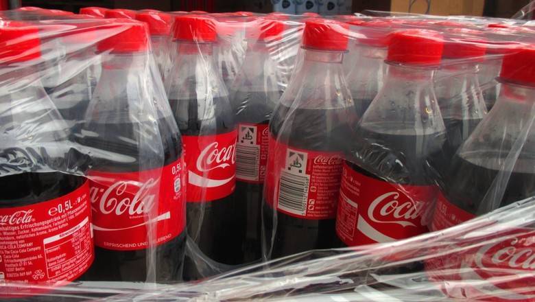 Coca-Cola не намерена отказываться от бутылок из пластика