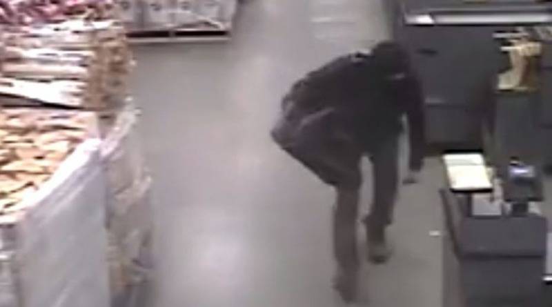 Мужчина несколько недель прятался в стропилах супермаркета, чтобы обокрасть его (видео)