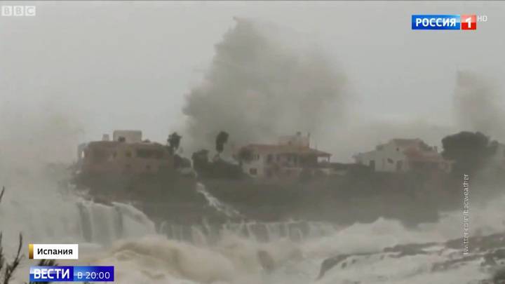В Испании ввели режим ЧС из-за урагана "Глория"