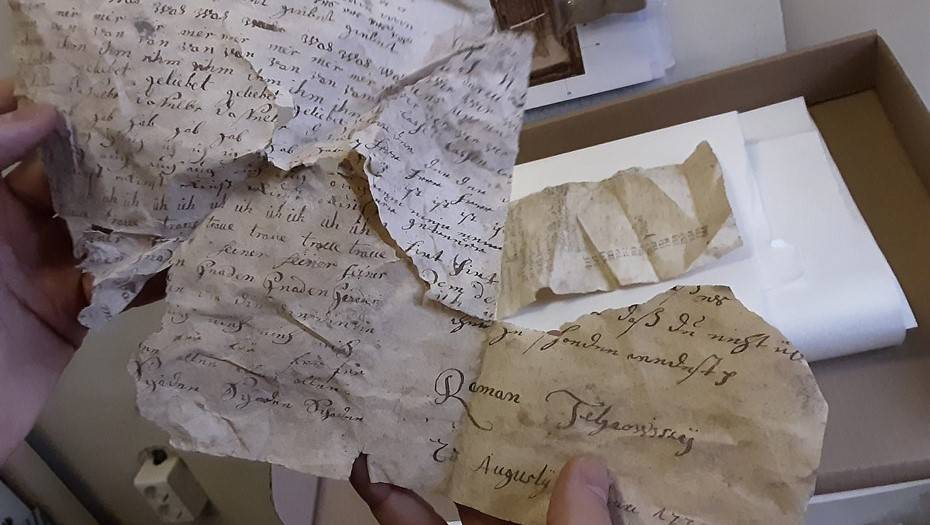 В строительном мусоре в палатах Меншиковского дворца нашли документы XVIII века