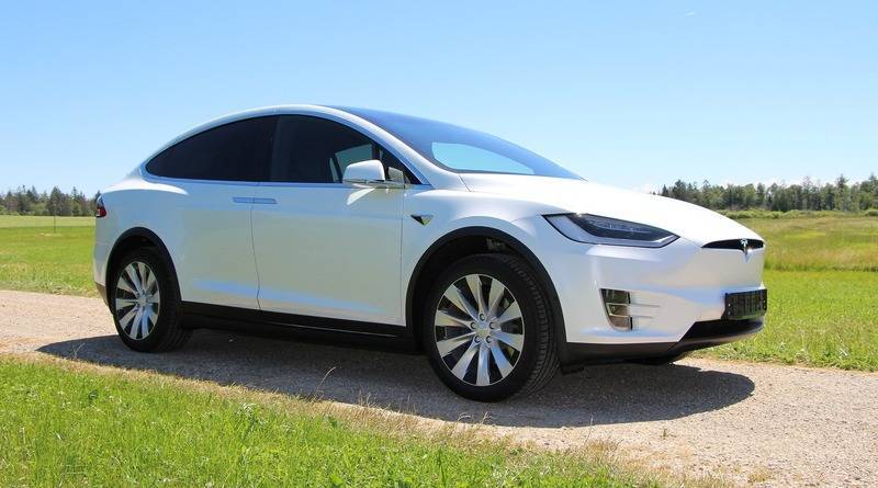 Tesla опровергает сообщения о том, что электромобили могут внезапно разогнаться самостоятельно, без нажатия педали газа