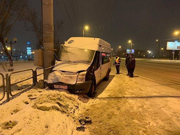 В Челябинске маршрутка после ДТП въехала в столб. Есть пострадавшие