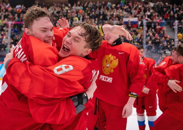 Пока ещё с гимном и флагом. Сборная России впервые выиграла общий зачёт зимней юношеской Олимпиады